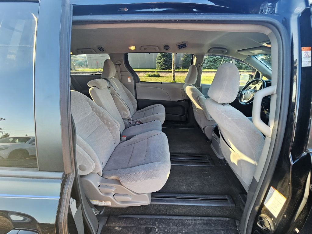 2017 Toyota Sienna Image 15