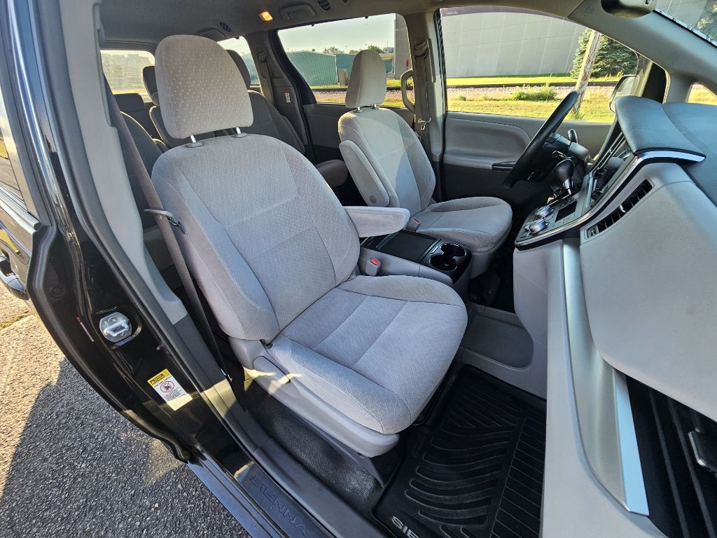 2017 Toyota Sienna Image 16