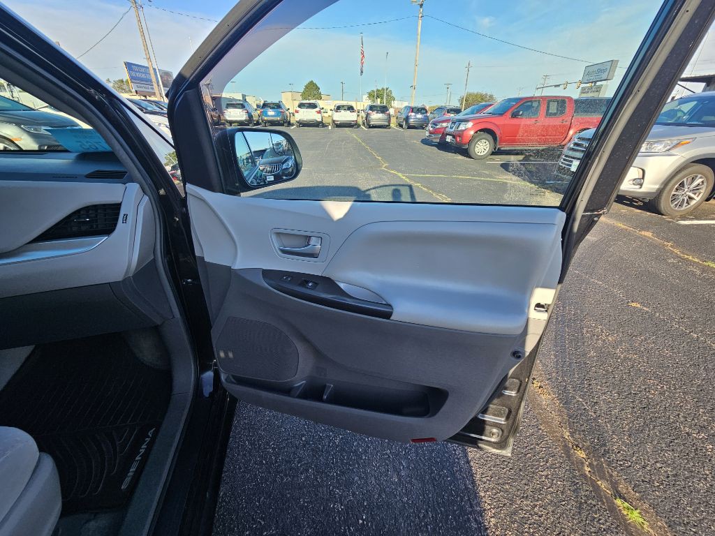 2017 Toyota Sienna Image 17