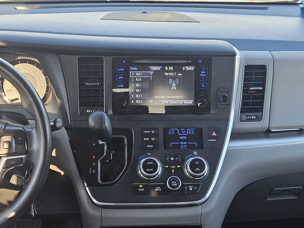 2017 Toyota Sienna Image 18