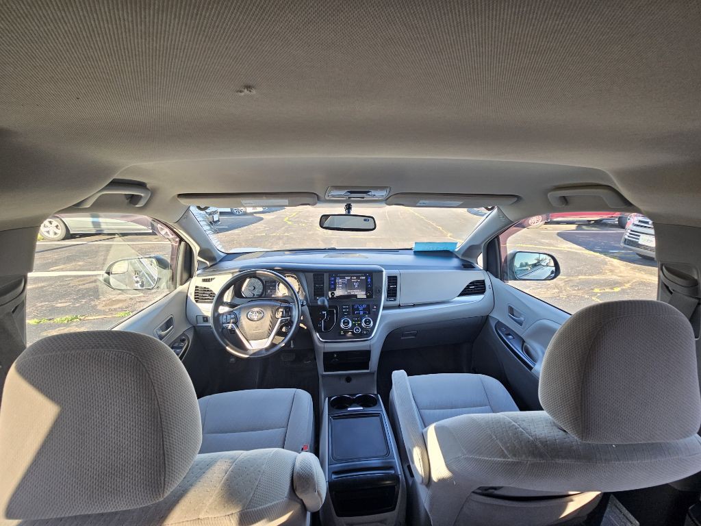 2017 Toyota Sienna Image 19