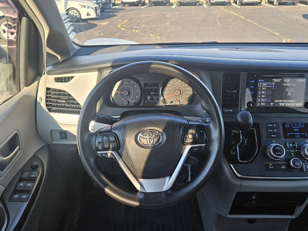 2017 Toyota Sienna Image 20