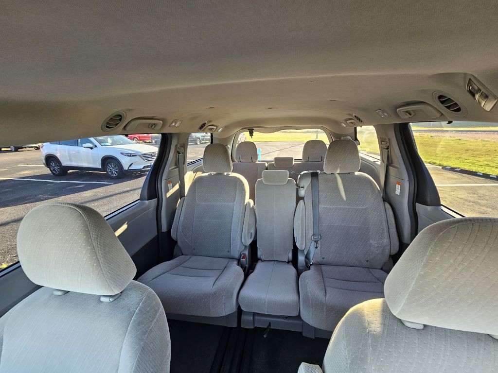2017 Toyota Sienna Image 23