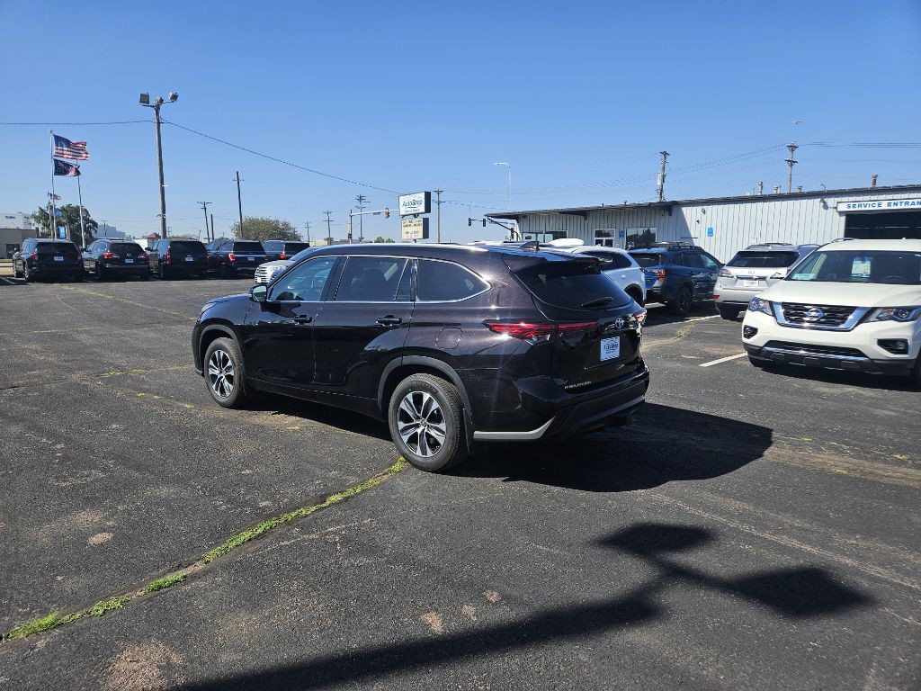 2021 Toyota Highlander Image 3