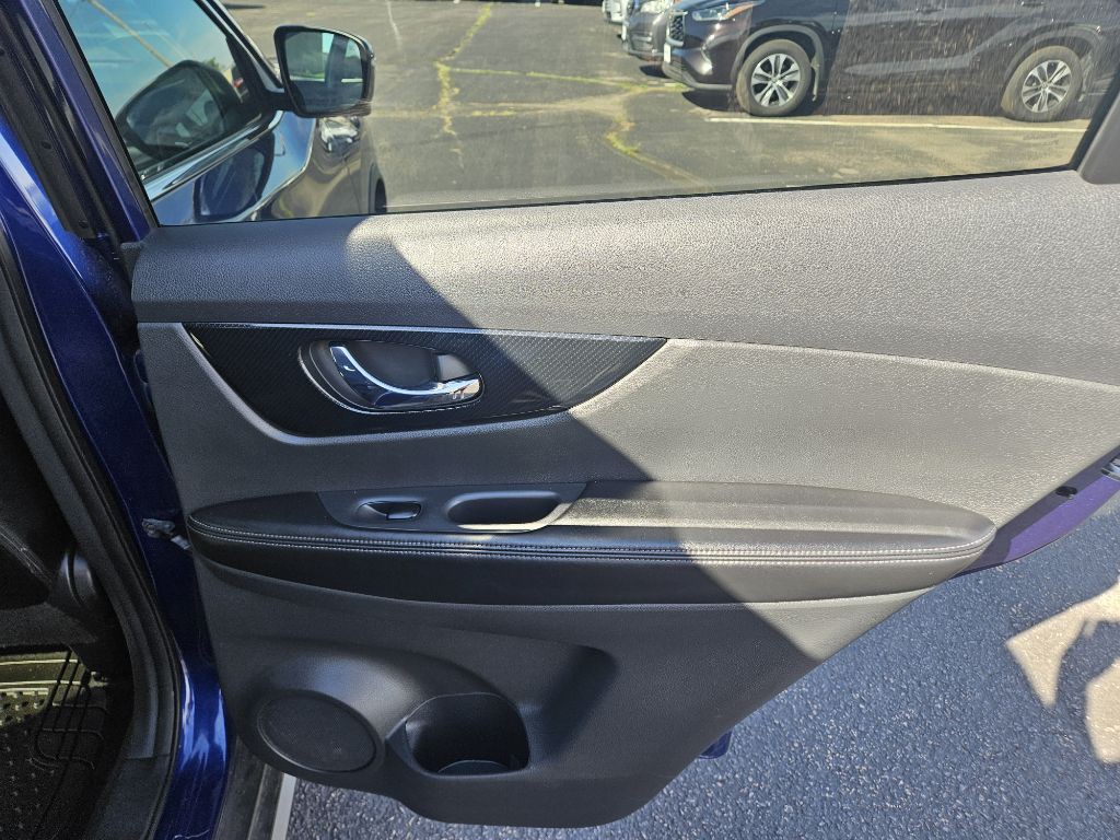 2017 Nissan Rogue Image 16