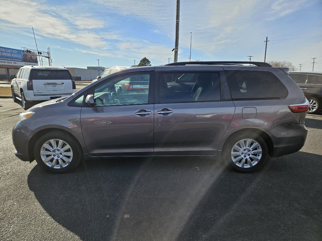 2015 Toyota Sienna Image 2