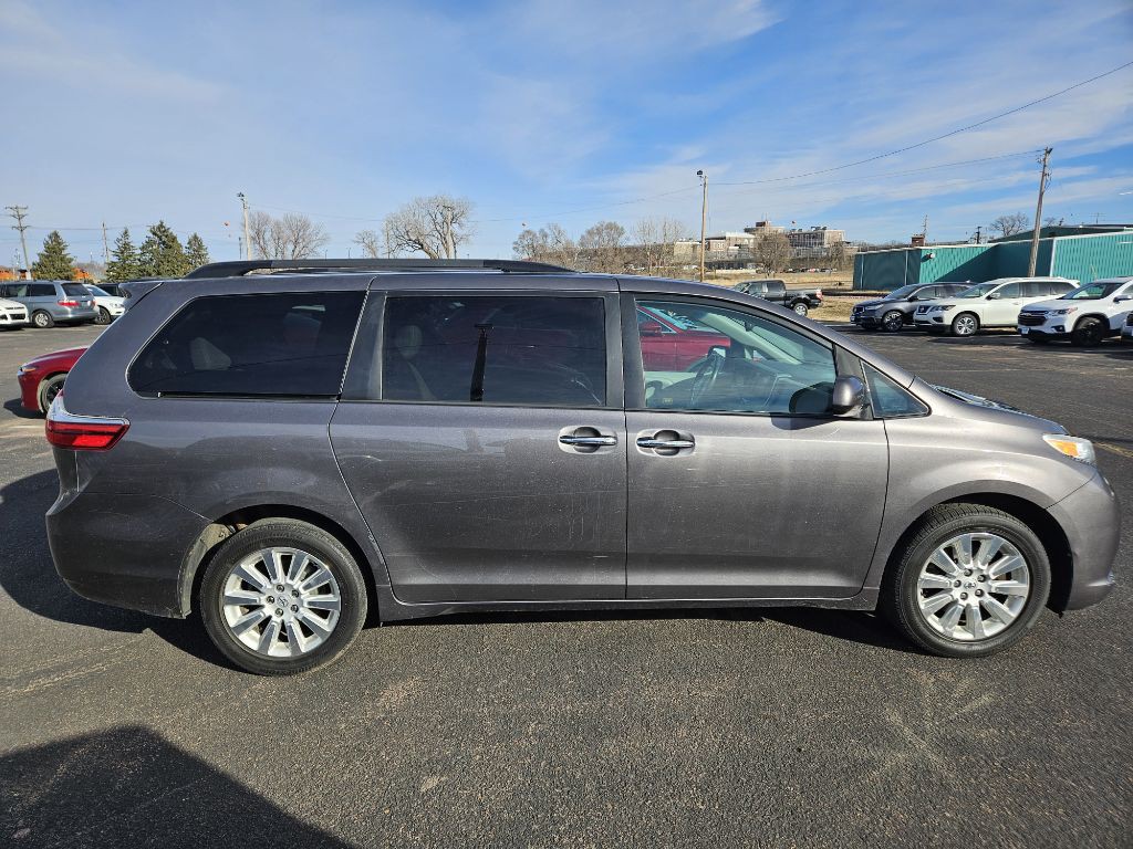2015 Toyota Sienna Image 6