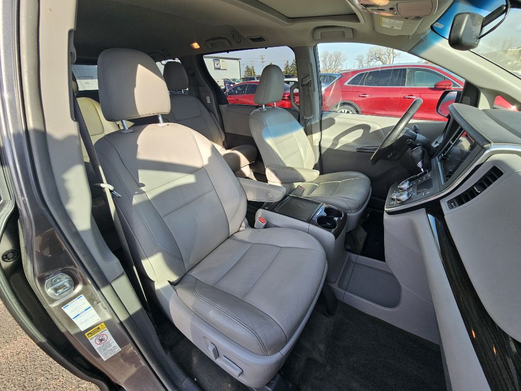 2015 Toyota Sienna Image 12