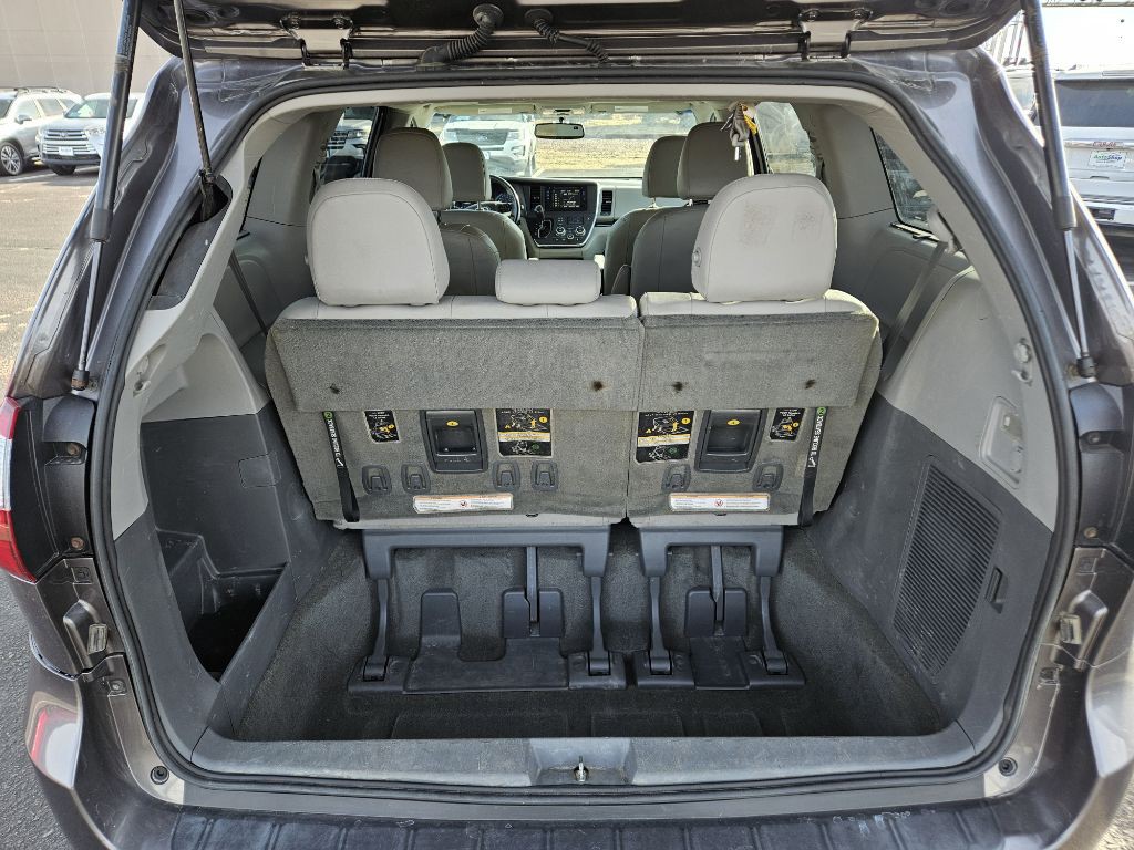 2015 Toyota Sienna Image 13