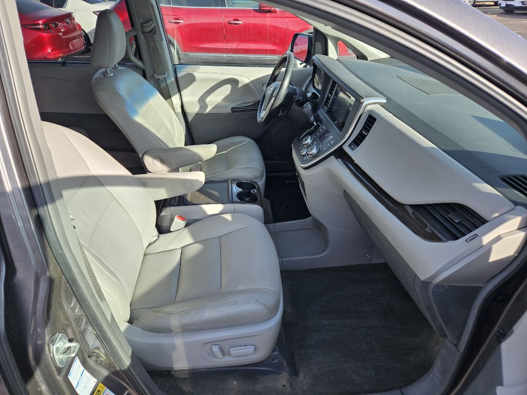 2015 Toyota Sienna Image 14