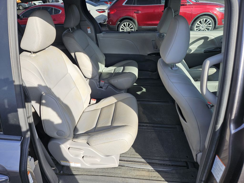 2015 Toyota Sienna Image 15