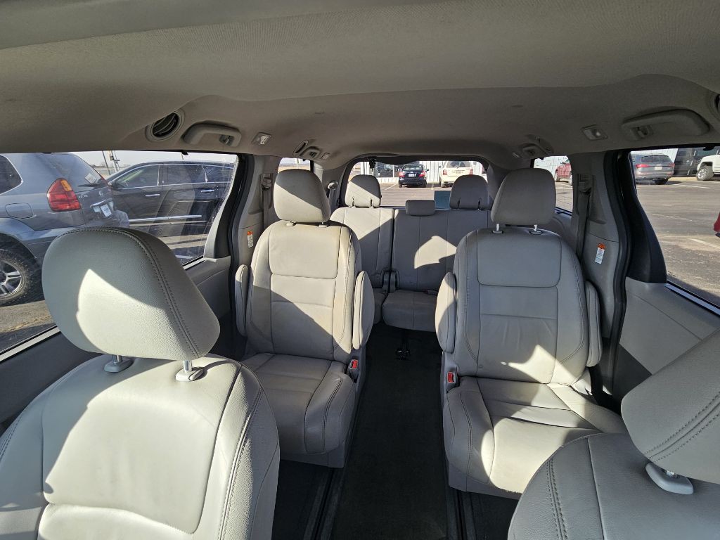 2015 Toyota Sienna Image 16