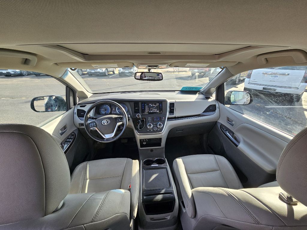 2015 Toyota Sienna Image 17