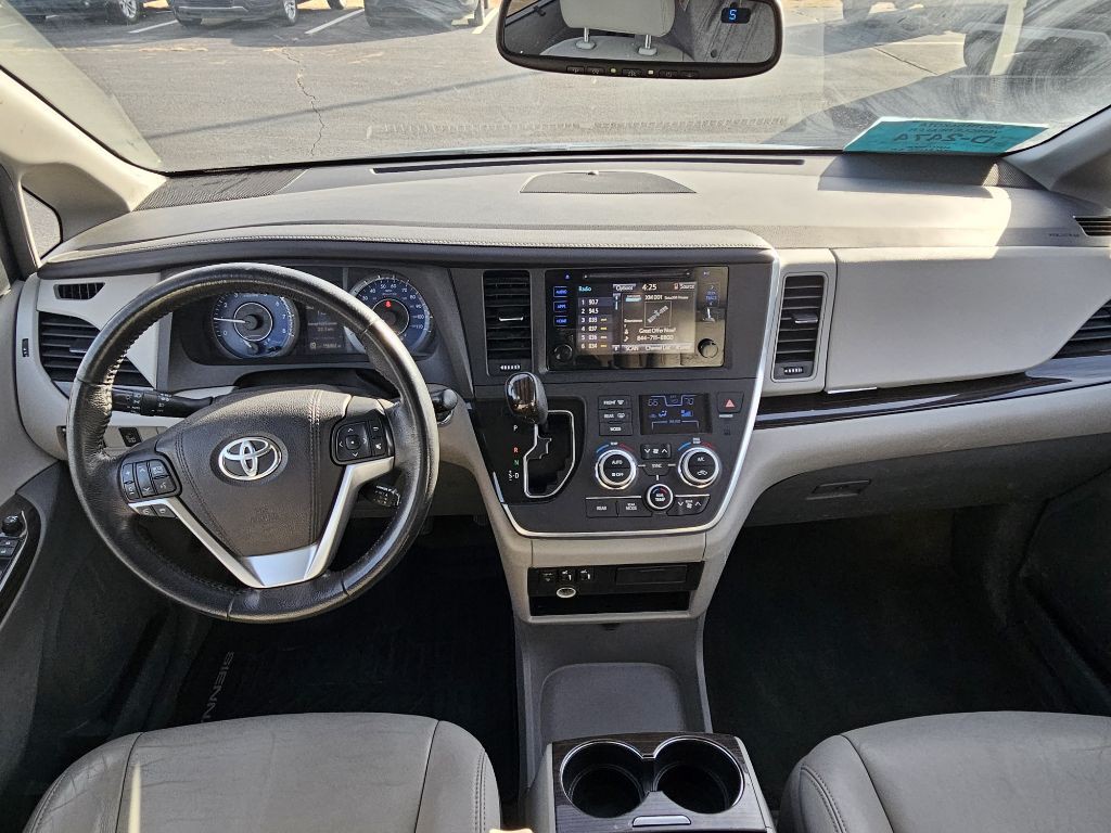 2015 Toyota Sienna Image 18