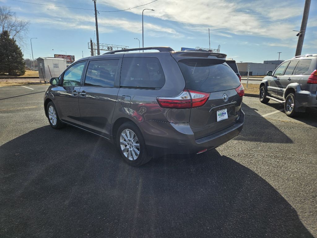 2015 Toyota Sienna Image 3