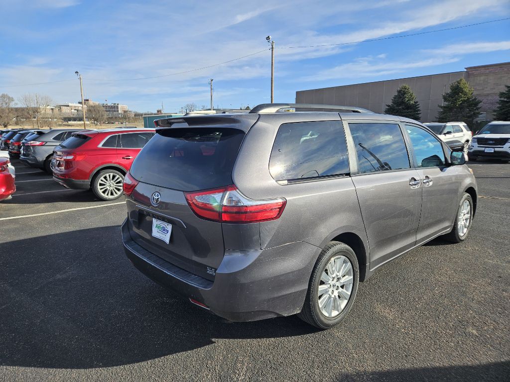 2015 Toyota Sienna Image 5