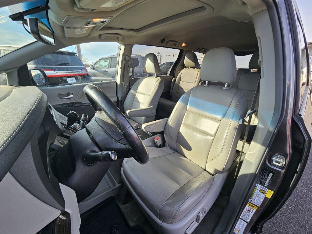 2015 Toyota Sienna Image 9