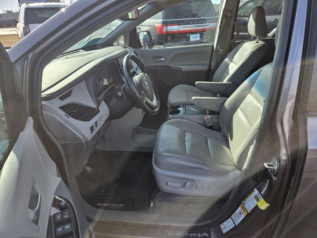 2015 Toyota Sienna Image 10