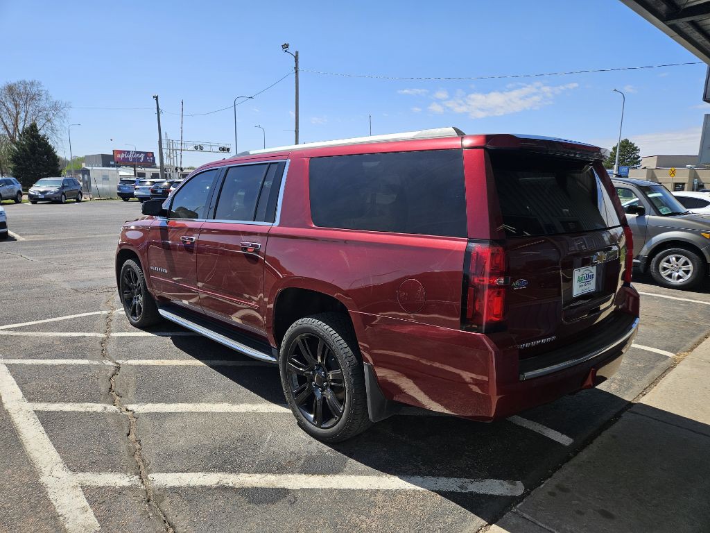 2017 Chevrolet Suburban Image 3