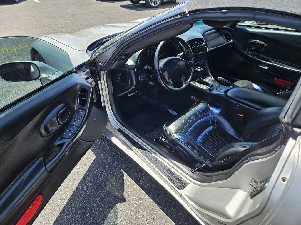 2004 Chevrolet Corvette Image 12