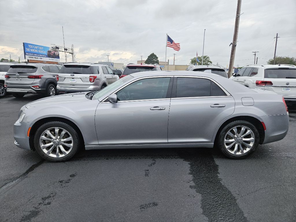 2017 Chrysler 300 Image 2