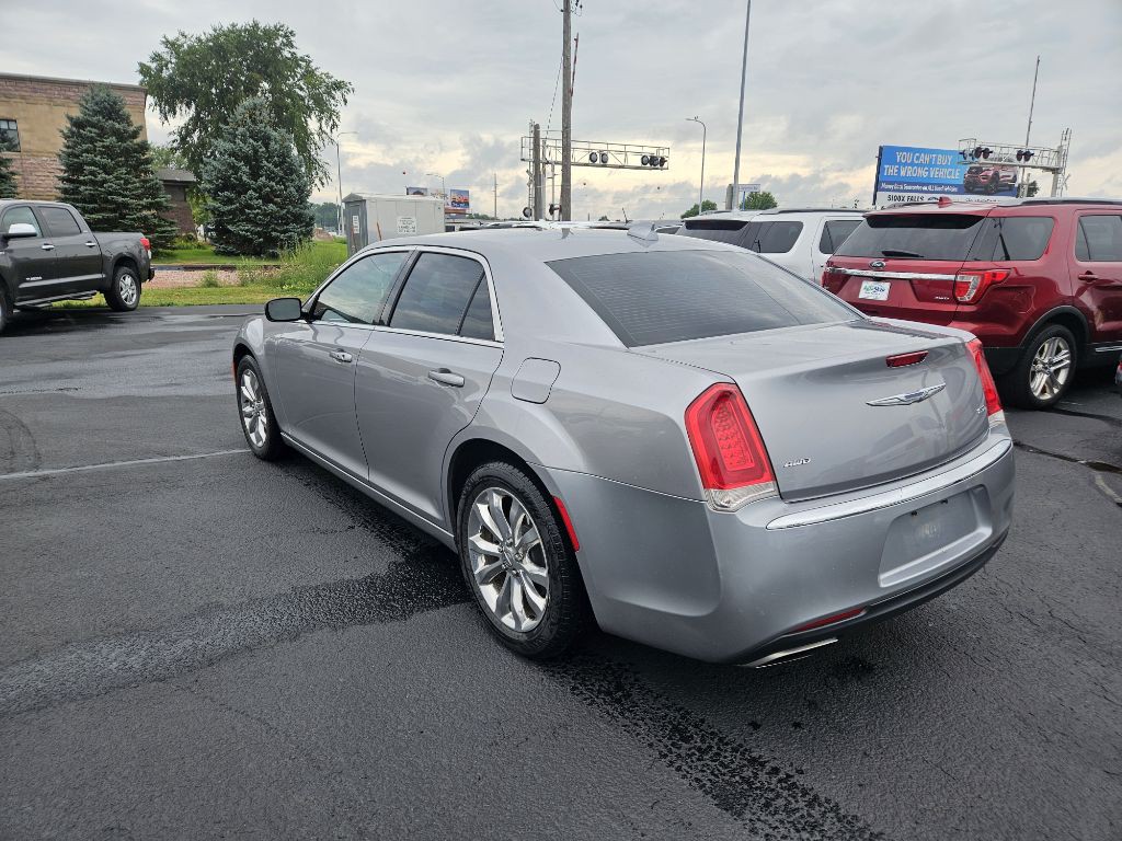 2017 Chrysler 300 Image 3
