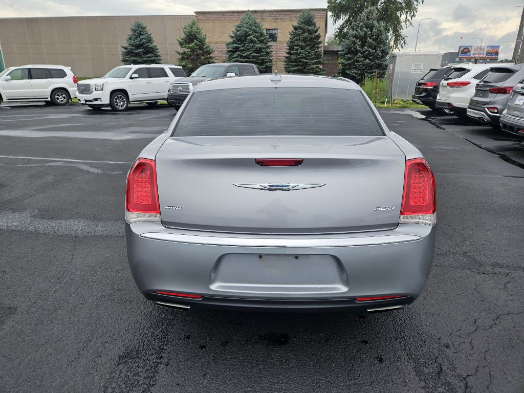 2017 Chrysler 300 Image 4