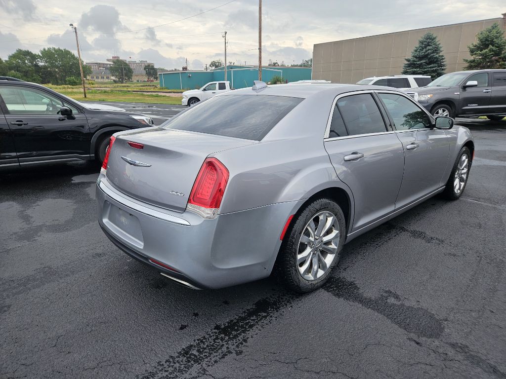2017 Chrysler 300 Image 5