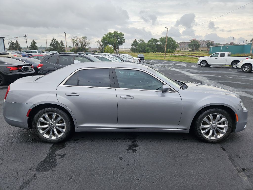 2017 Chrysler 300 Image 6