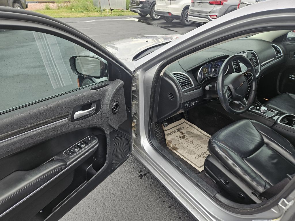2017 Chrysler 300 Image 9