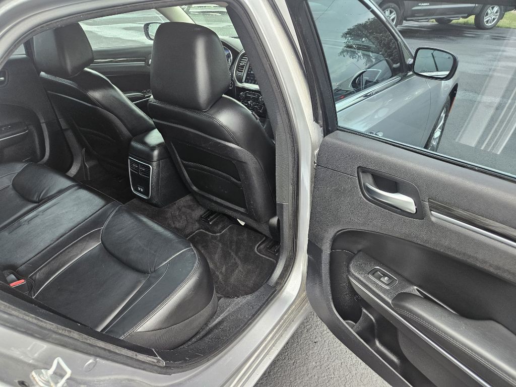 2017 Chrysler 300 Image 14