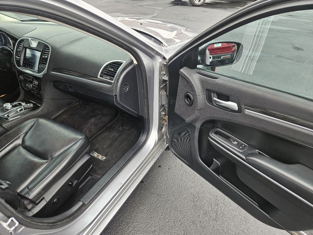2017 Chrysler 300 Image 15