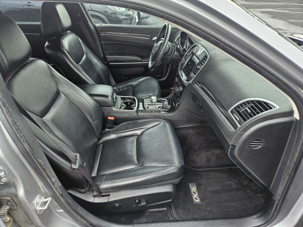 2017 Chrysler 300 Image 17