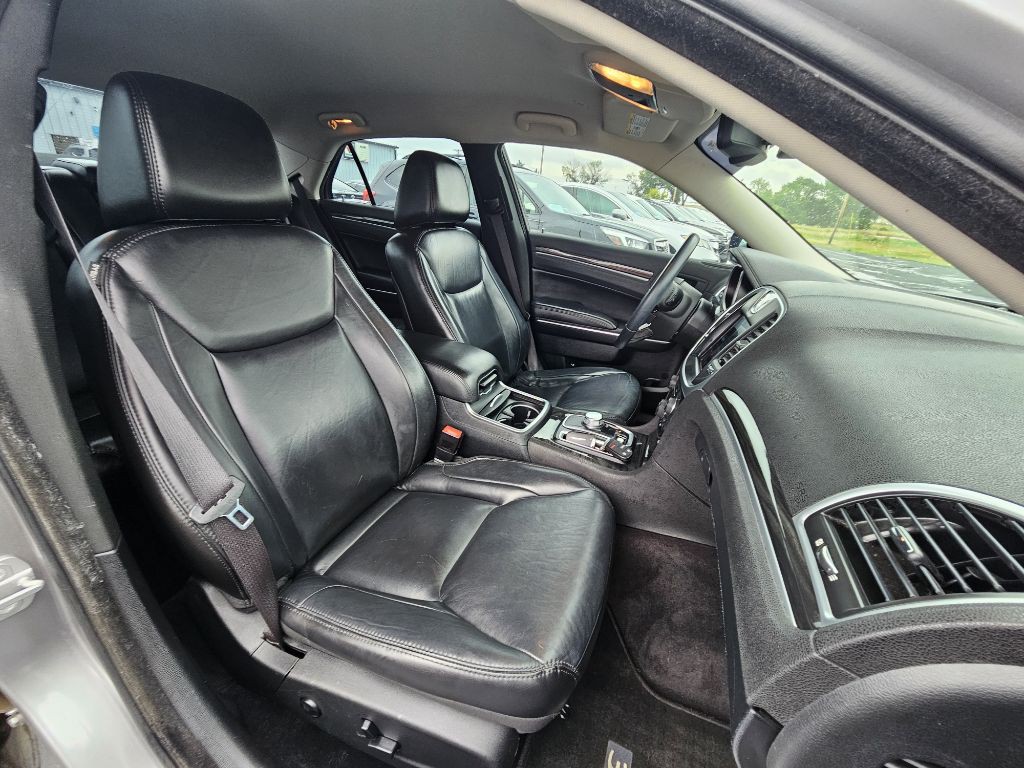 2017 Chrysler 300 Image 18