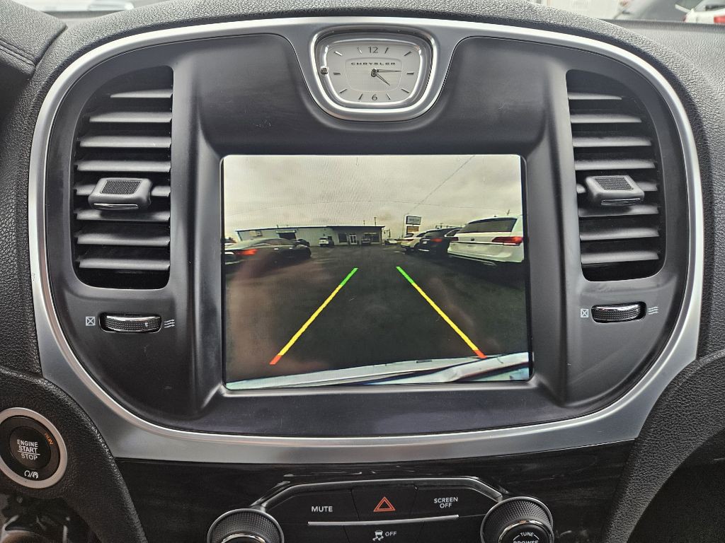 2017 Chrysler 300 Image 24