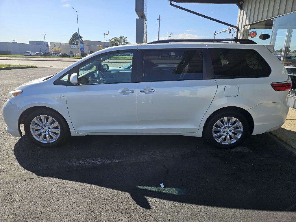 2016 Toyota Sienna Image 2
