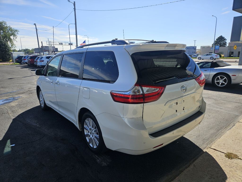 2016 Toyota Sienna Image 3
