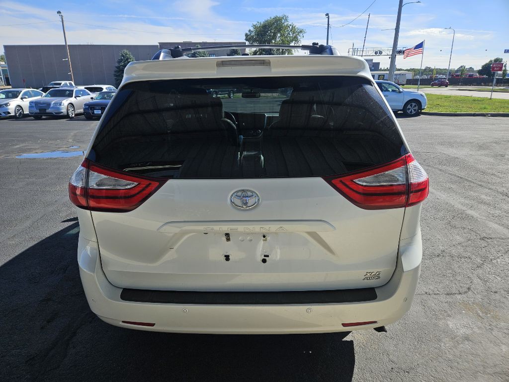 2016 Toyota Sienna Image 4