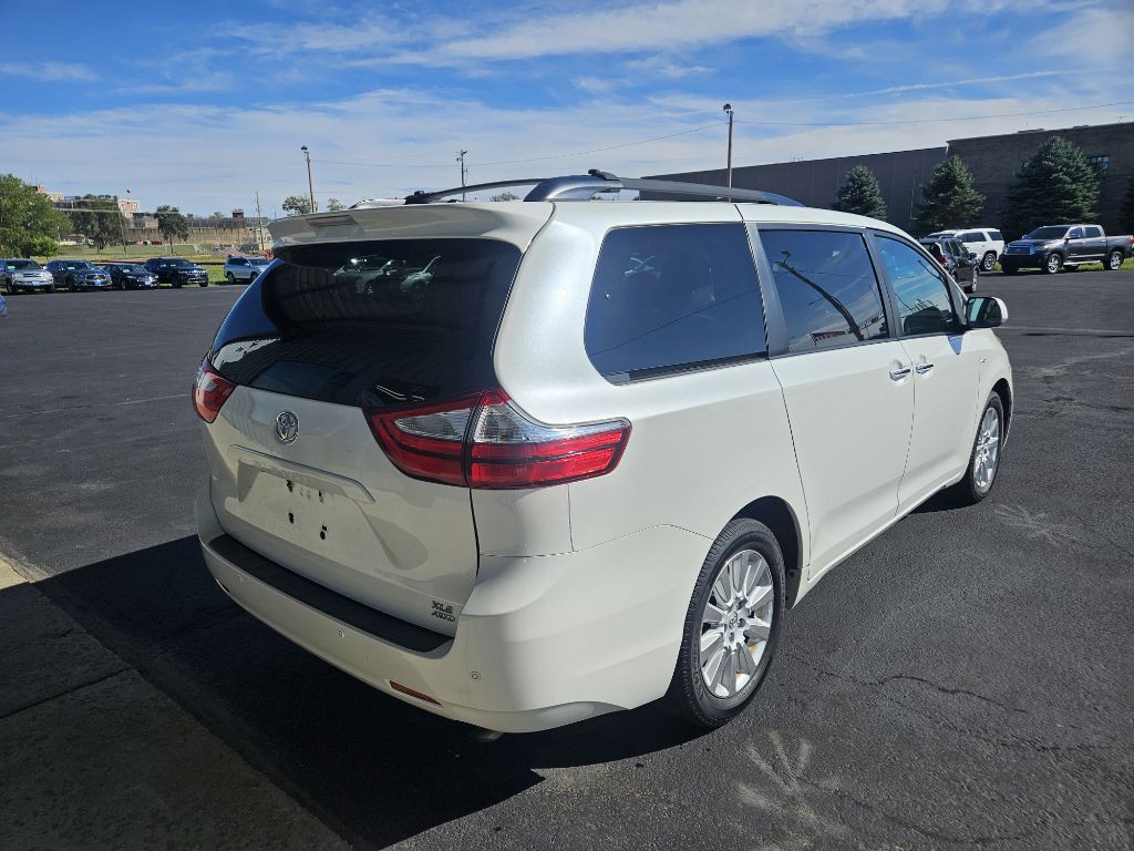 2016 Toyota Sienna Image 5