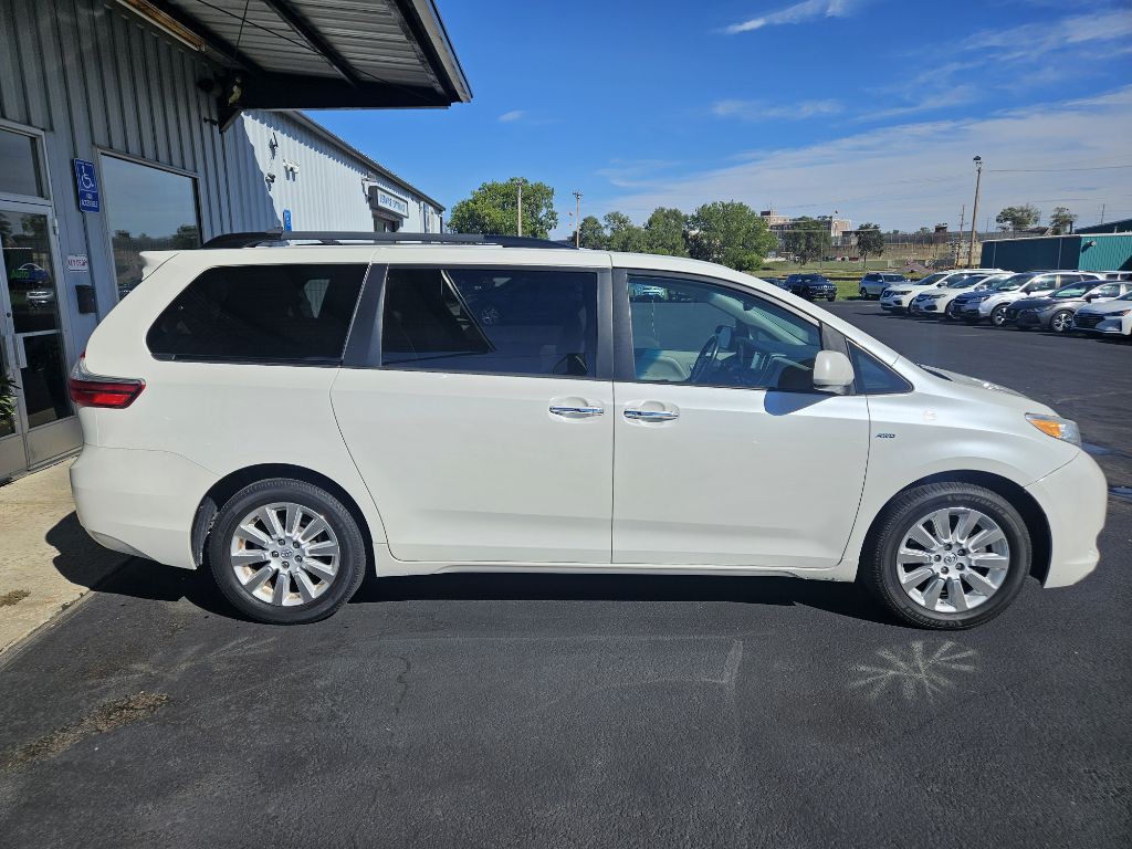 2016 Toyota Sienna Image 6