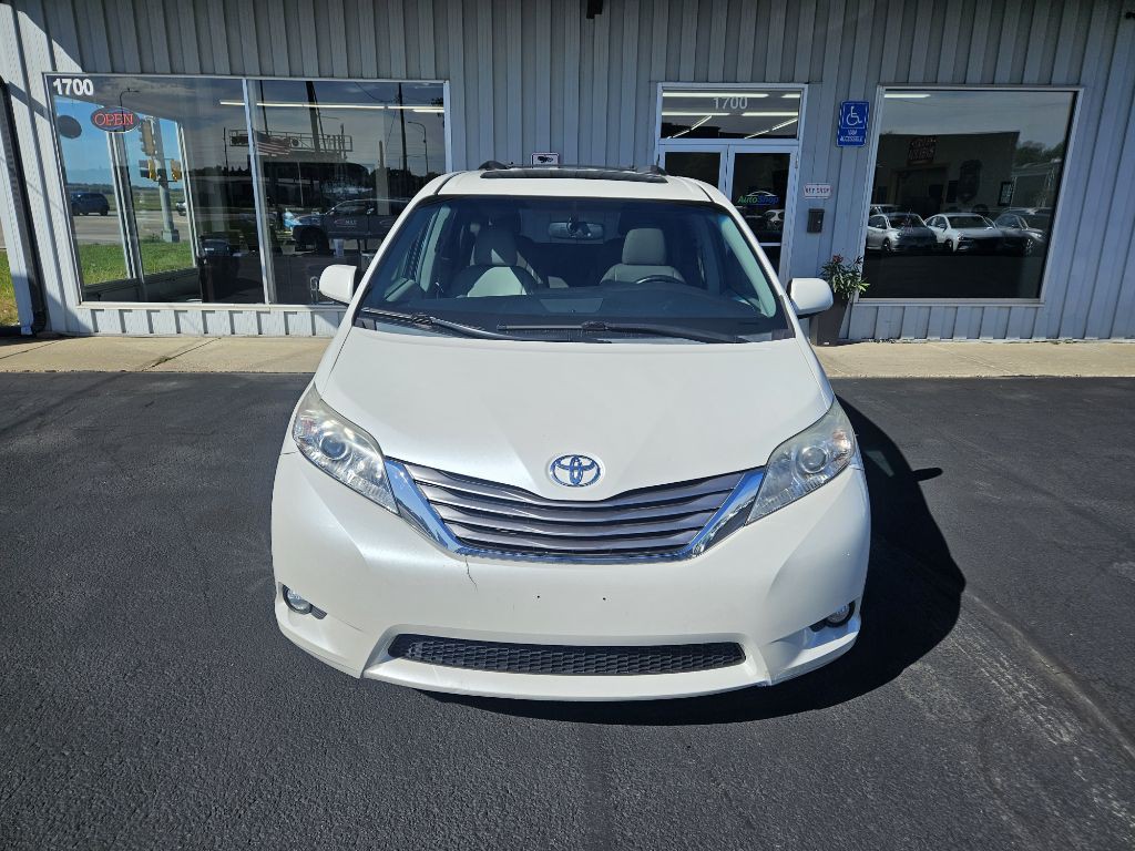 2016 Toyota Sienna Image 8