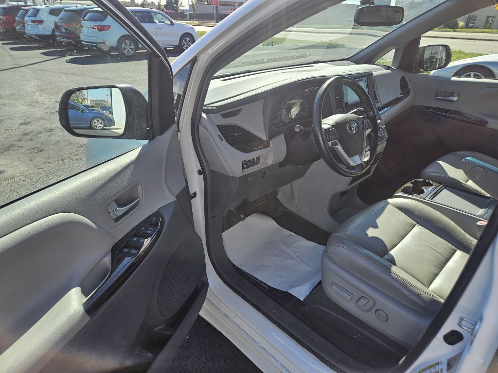 2016 Toyota Sienna Image 9