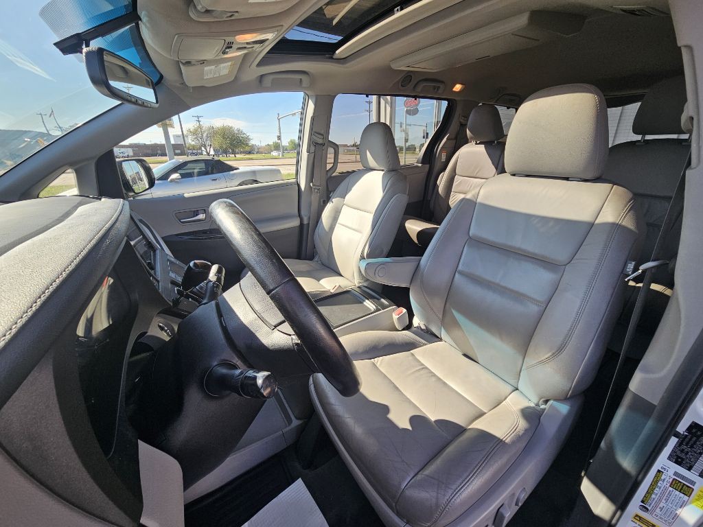 2016 Toyota Sienna Image 10