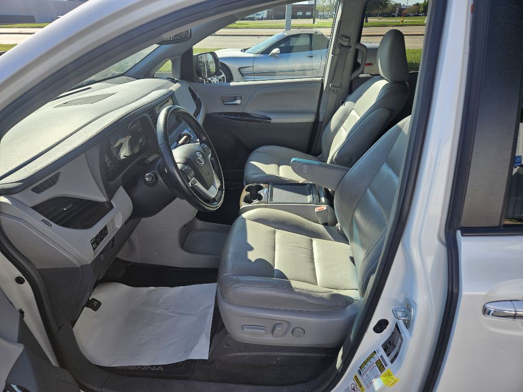 2016 Toyota Sienna Image 11