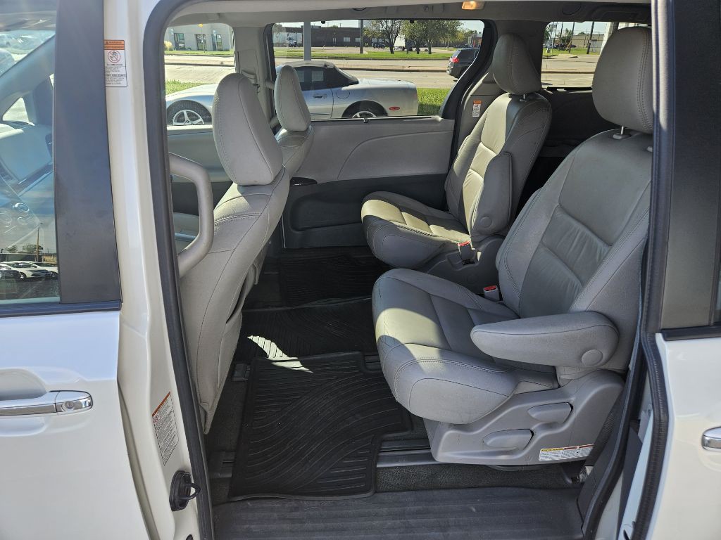 2016 Toyota Sienna Image 12