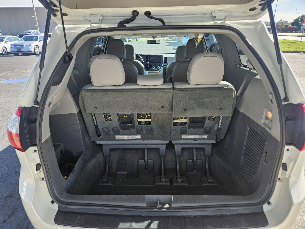 2016 Toyota Sienna Image 13