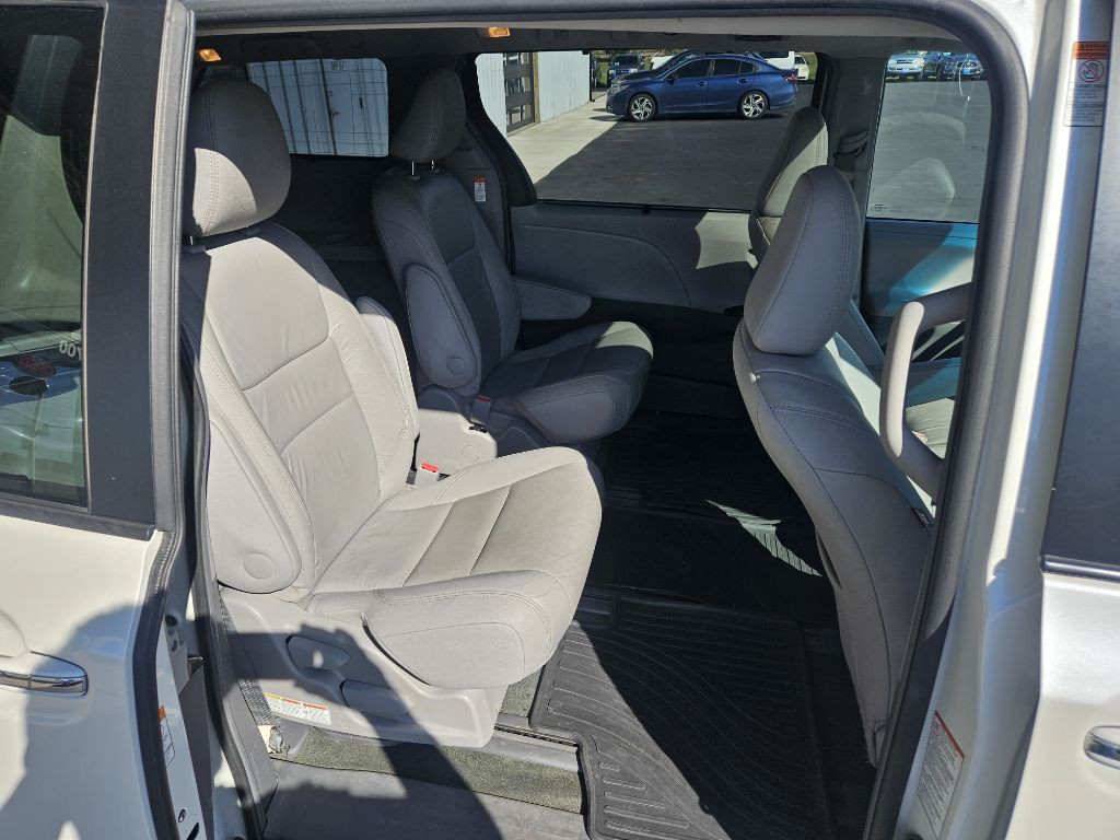 2016 Toyota Sienna Image 14