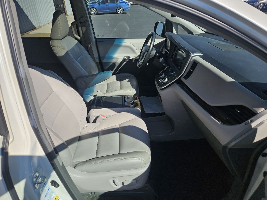 2016 Toyota Sienna Image 15