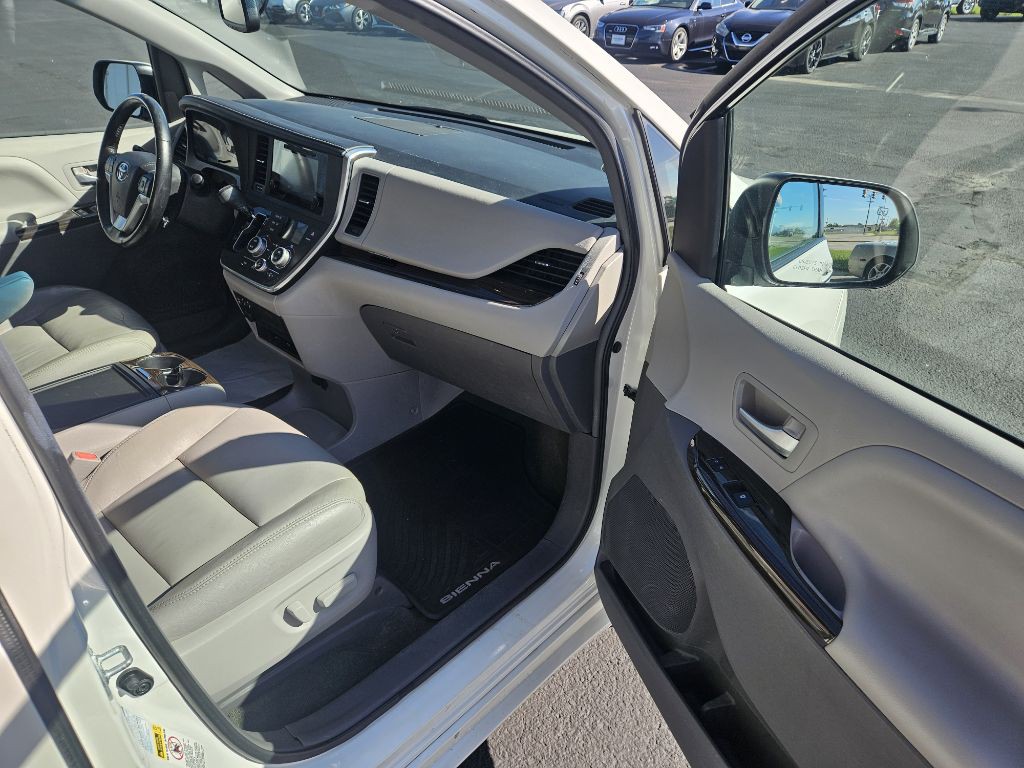 2016 Toyota Sienna Image 16