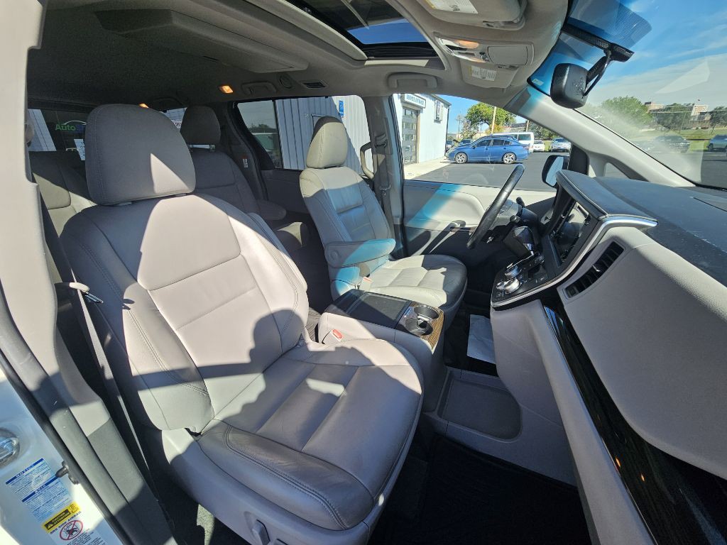 2016 Toyota Sienna Image 17